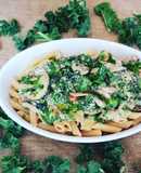 Macarrones integrales con col kale y champiñones