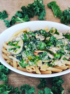 Una foto de Macarrones integrales con col kale y champiñones