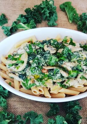 Una foto de Macarrones integrales con col kale y champiñones
