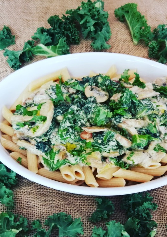 Una foto de Macarrones integrales con col kale y champiñones
