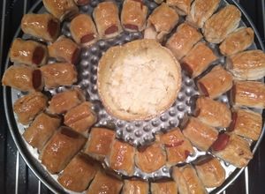 Una foto de Salchichitas con hojaldre para untar en queso