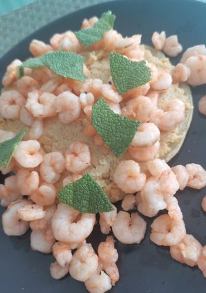 Foto di Maxi pancake express con hummus alla paprika e gamberetti