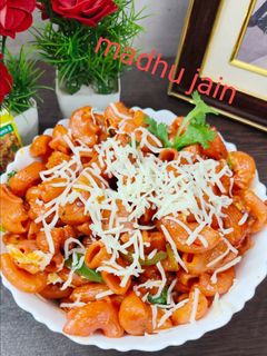 पिंक सॉस पास्ता (pink sauce pasta recipe in Hindi) रेसिपी मुख्य फोटो