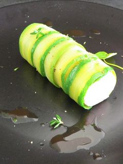 Une photo de Rouleau de courgette à la mousse de jambon et burrata