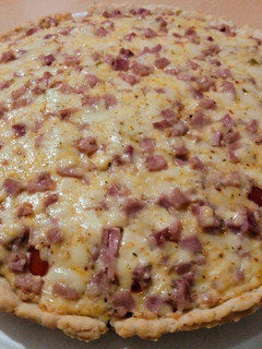 Una foto de Tarta de jamón y queso con masa casera