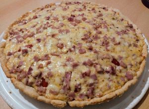 Una foto de Tarta de jamón y queso con masa casera