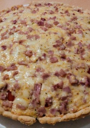 Una foto de Tarta de jamón y queso con masa casera