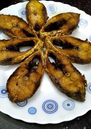 ইলিশ মাছ ভাজা (Ilish mach bhaja recipe in Bengali) রেসিপির প্রধান ছবি