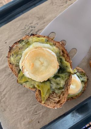 Une photo de Tartines chèvre et poireaux