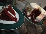 Una foto de red velvet con frutos rojos