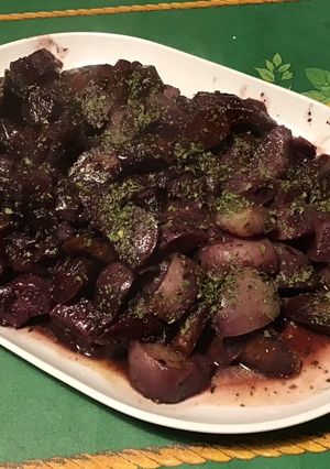 Une photo de Navets et carottes violettes aux épices indiennes, bouillon de porc et coriandre