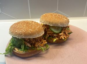 Zdjęcie przepisu Burgery z szarpanym kurczakiem.