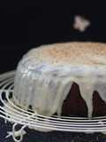 Bolo de chocolate e mascarpone com cobertura de queijo mascarpone