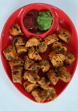 મેથીના મુઠીયા(Methi muthiya Recipe in Gujarati) રેસીપી મુખ્ય ફોટો