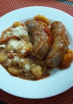 Una foto de Chorizos a la pomarola sobre ñoquis