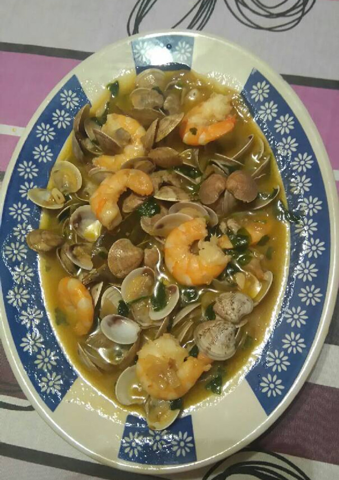 Una foto de Almejas con gambas