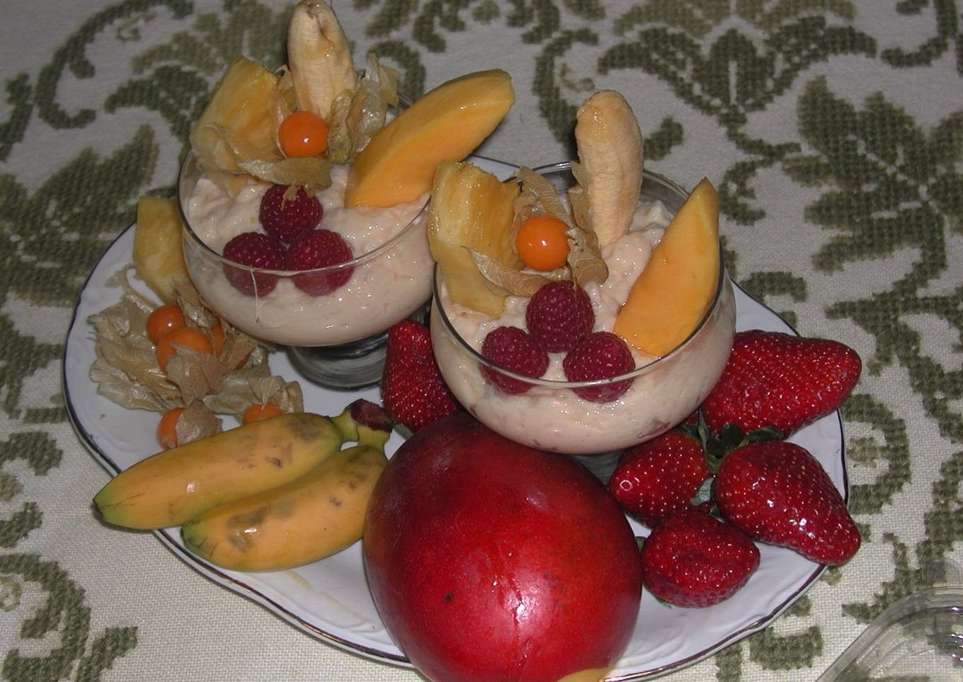 Arroz con leche y frutas tropicales