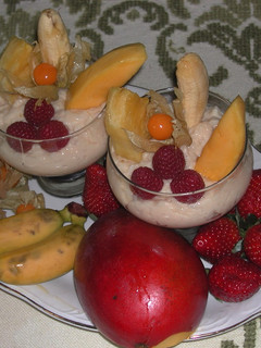 Una foto de Arroz con leche y frutas tropicales
