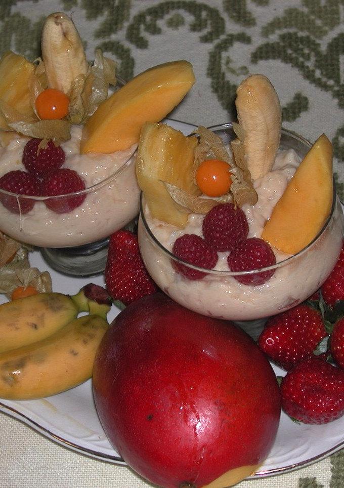 Una foto de Arroz con leche y frutas tropicales