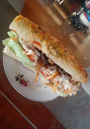 Una foto de Pepito sencillo de carne de res y pollo