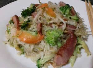 Una foto de Arroz salteado con brócoli, frijolito chino y cecina #10