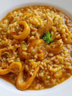 Una foto de Arroz caldoso de calamares