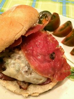 Una foto de Hamburguesa con queso azul y jamón serrano