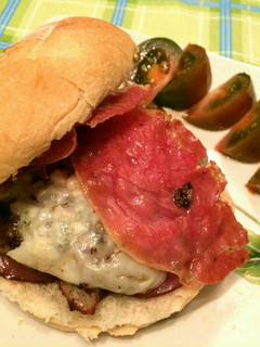 Una foto de Hamburguesa con queso azul y jamón serrano
