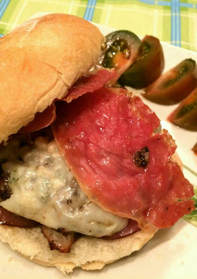 Una foto de Hamburguesa con queso azul y jamón serrano