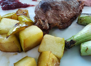 Una foto de Magret de pato con manzana y salsa de arándanos