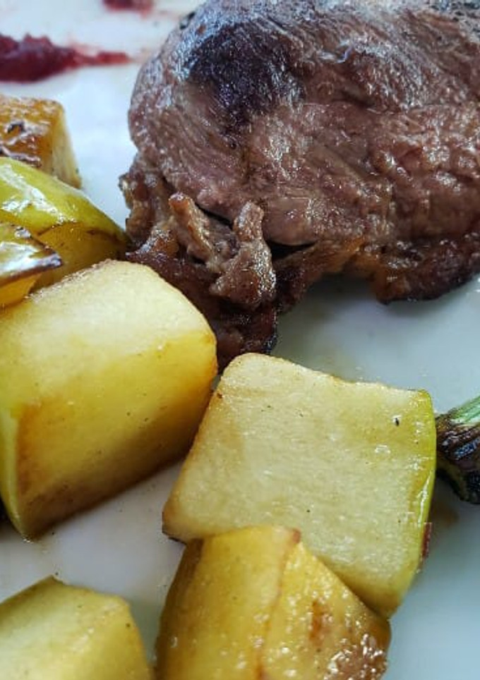 Una foto de Magret de pato con manzana y salsa de arándanos