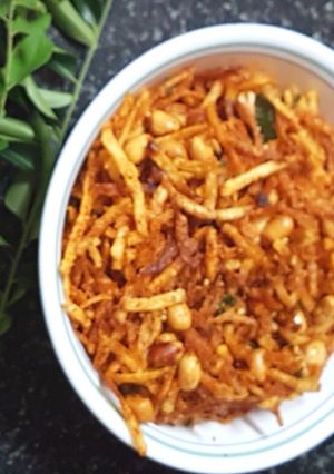 फराली चिवड़ा (Farali chivda recipe in hindi) रेसिपी मुख्य फोटो