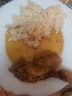 Una foto de Jamoncitos de pollo en salsa con arroz