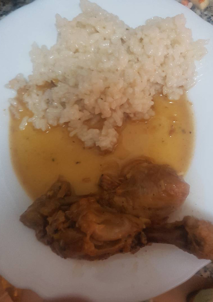 Una foto de Jamoncitos de pollo en salsa con arroz