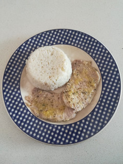 Una foto de Filetes de lomo manirados en limón con arroz (Olla Gm g)