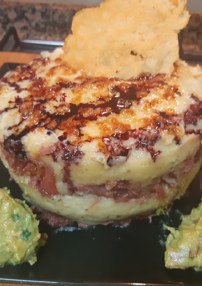 Una foto de Timbal de pato confitado con parmentier de patata
