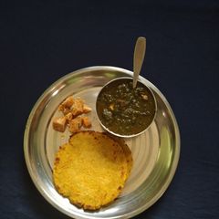 A picture of Makki ki roti palak paneer.