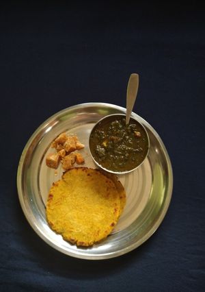 A picture of Makki ki roti palak paneer.