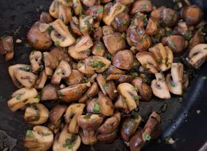 Una foto de Hongos cremini salteados