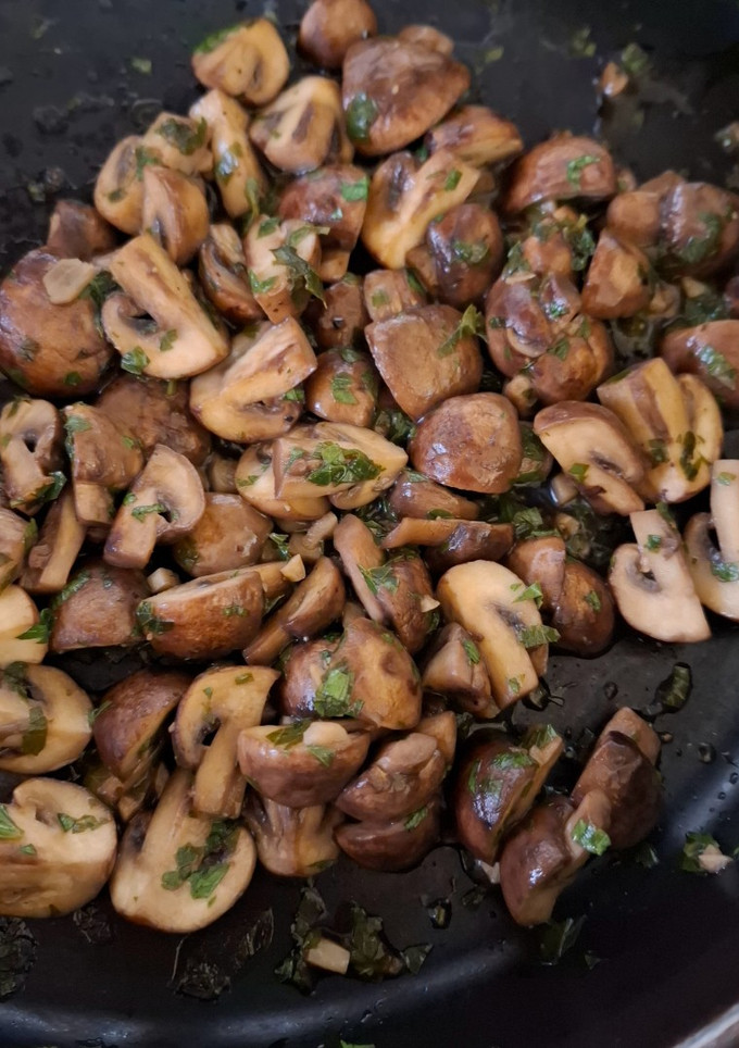 Una foto de Hongos cremini salteados
