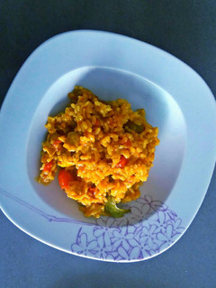 Una foto de Arroz amarillo con verduras y pollo