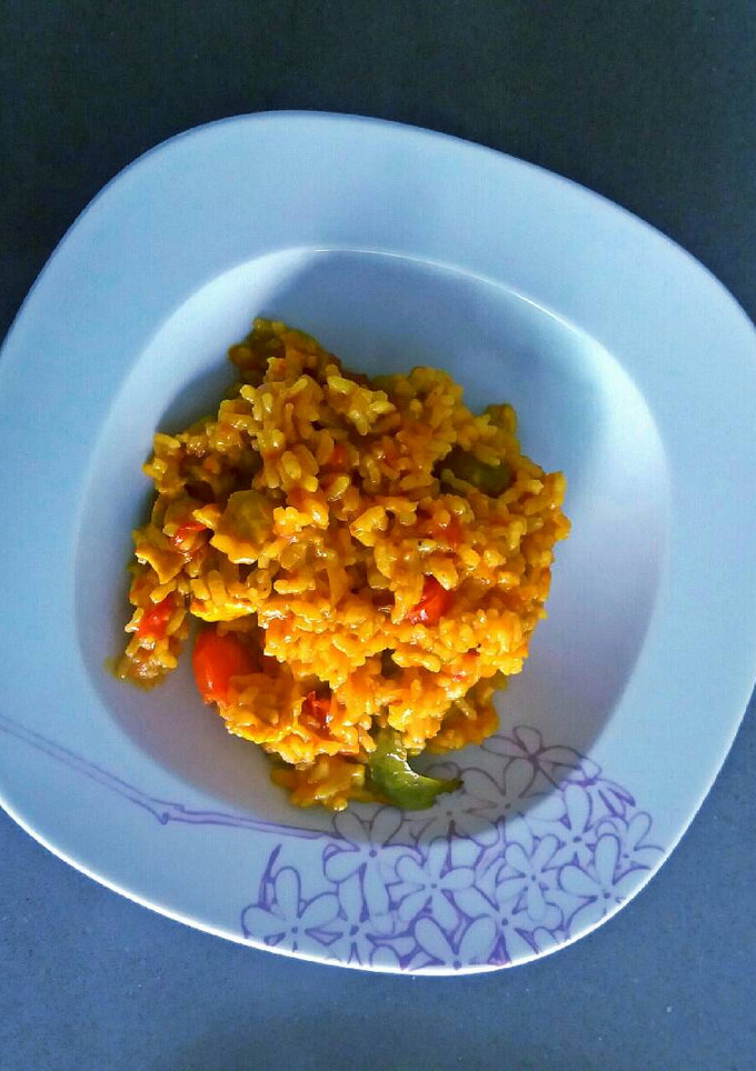 Una foto de Arroz amarillo con verduras y pollo