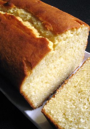 A picture of Condensed Milk & Lemon Pound Cake.