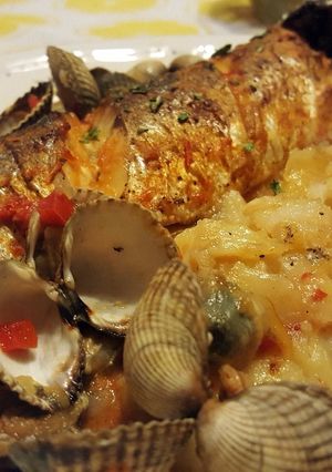 Foto principal de Lubina al horno con patatas y berberechos