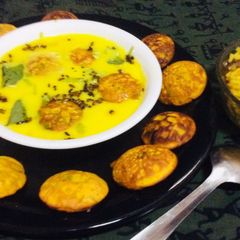 A picture of Kadhi pakora.