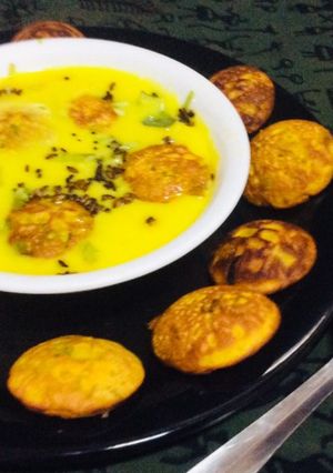 A picture of Kadhi pakora.