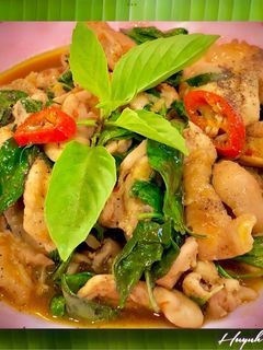 Hình của món Đùi Gà Rút Xương Xào Húng Quế.