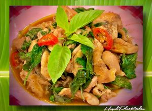 Hình của món Đùi Gà Rút Xương Xào Húng Quế.