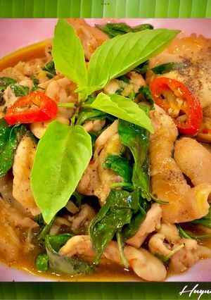 Hình của món Đùi Gà Rút Xương Xào Húng Quế.
