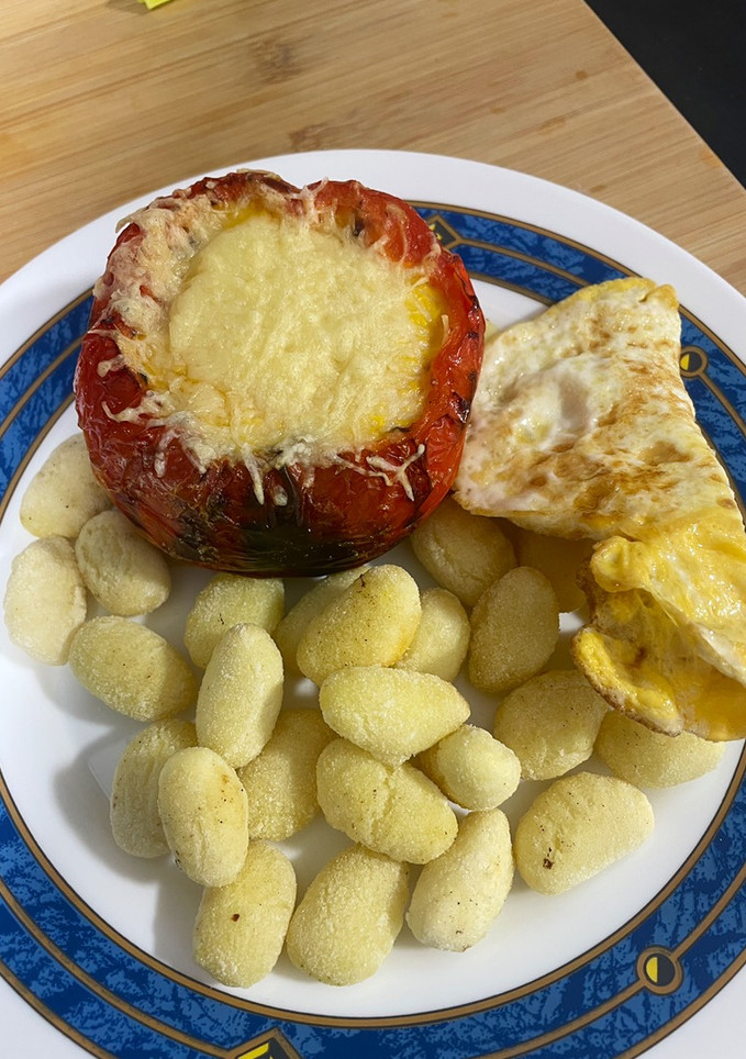 Una foto de Pimiento asado relleno de atún y huevo en freidora de aire
